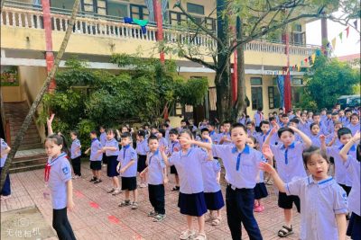 Hoạt động múa hát sân trường